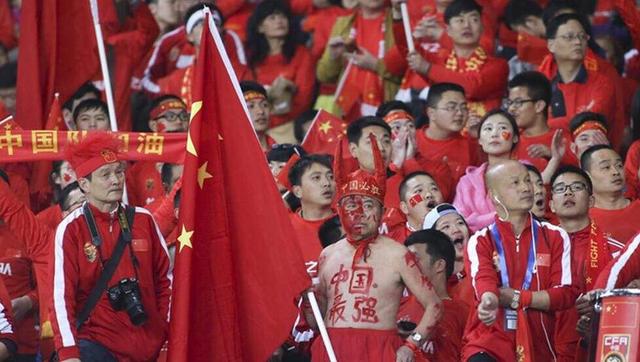 莱斯利·曼恩蕾丝裙现身。