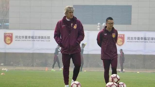 《摇滚校园》的杜威老师就把教室“炸”成了摇滚现场！