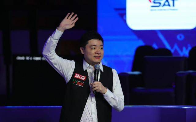 杨丞琳似乎没料到对方会有此举动，露出惊讶的表情，连忙捂着脸做害羞状，而一旁的李荣浩则开心得像个孩子，继续唱唱跳跳。
