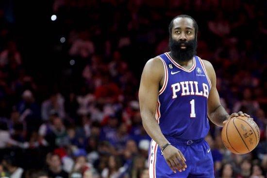 杨幂助理见拍照，连忙伸手阻挡示意不要 汤唯宣布怀孕后首现身 裹羽绒服戴耳机现身机场 2016-02-29 2月28日，汤唯公布怀孕后现身首都机场，虽压低帽子但心情不错戴着耳机低头微笑。