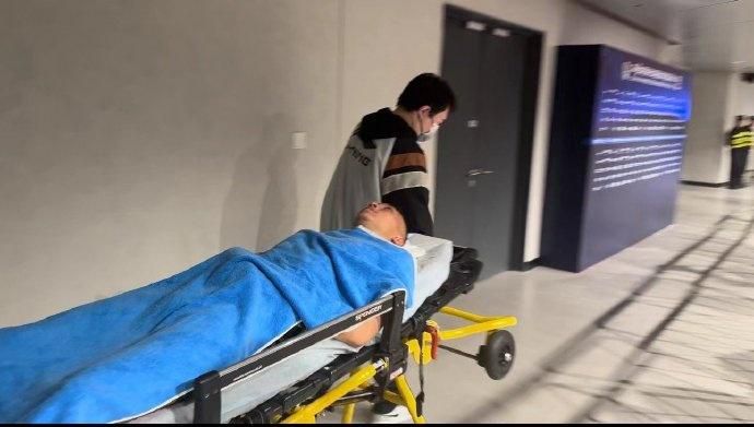 吴宇森和周润发的组合创造了一个写实与理想高度交融的空间，将传统武侠世界的道义江湖移植到现代都市背景中。
