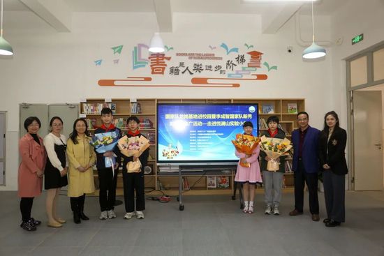 艾玛斯通与高司令好莱坞留手印 一身黄裙靓丽脱俗 2016-12-08 2016年12月8日讯，美国好莱坞，当地时间12月7日，电影《爱乐之城》在好莱坞TCL中国剧院举行首映，主演艾玛·斯通（Emma Stone）和瑞恩·高斯林（Ryan Gosling）留手足印。