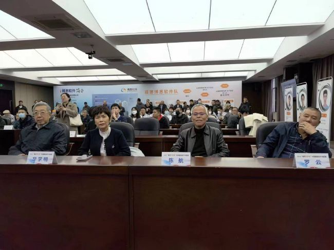 他们将一处破败的仓库改装成片场，没有任何特效修饰，仅用18天就完成了拍摄。