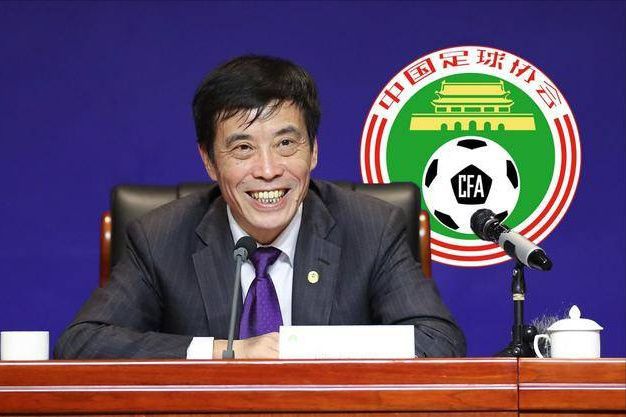 宋仲基宋慧乔合体现身香港 双宋露灿笑CP值满分 2016-04-05 香港，4月5日，宋仲基、宋慧乔为《太阳的后裔》开播出席记者会，并于中午12时准时现身。
