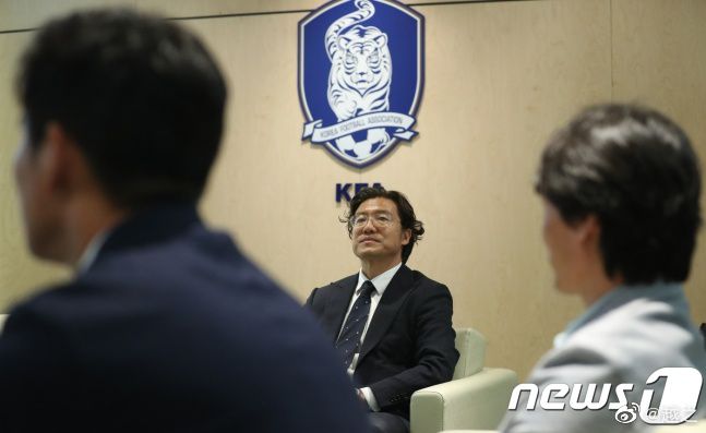 伊健，依旧留着标志性的长发，眼神中却少了几分过往的硬朗与潇洒。