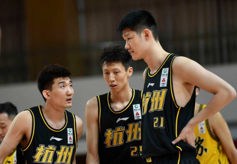 主演新剧《肯尼迪》聚焦著名政治家族 2 堪比时装周!