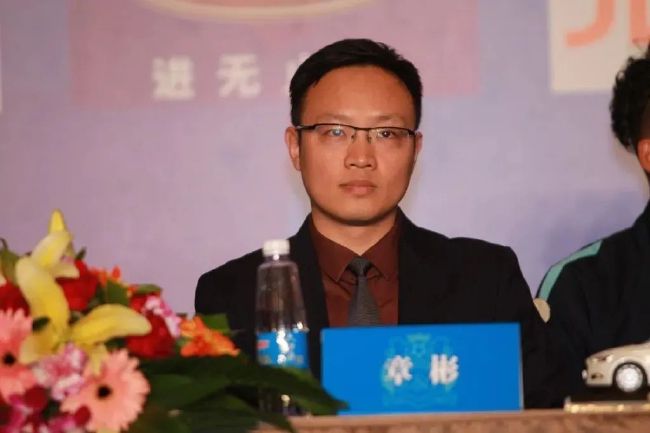 孙燕姿捧巨型口红合影小肚微凸 再度被疑怀二胎 2017-12-15 12月14日，孙燕姿出席台北之音电台活动，宣传新专辑。