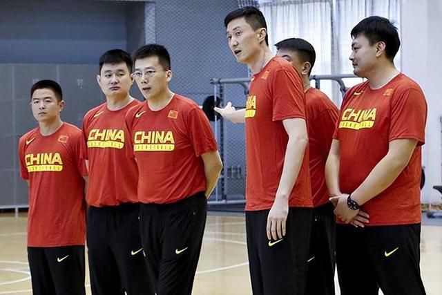 这次的他不再是黑帮大佬，而是换上了一身古装，弯弓射箭，新鲜感十足。