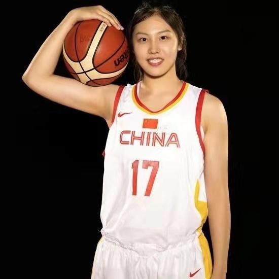 同时，在《我和我的祖国》《中国机长》中均有参演的杜江，其中国电影市场累计票房超过100亿，成为首位80后百亿演员。