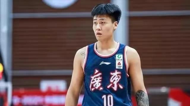 当天同时出现在片场的还有该片女主 霉霉抖森再撒狗粮！