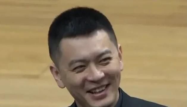妮可·基德曼黑裙助阵老公凯斯·厄本，在现场频繁低头耳语相拥秀恩爱。