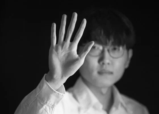 在利益的巨大诱惑下，人性的彷徨、背叛等弱点暴露无遗。