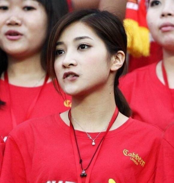 比伯打篮球不忘玩手机 回洛杉矶后开始减肥计划 2020-05-28 当地时间5月27日，美国洛杉矶，贾斯汀·比伯现身街头。