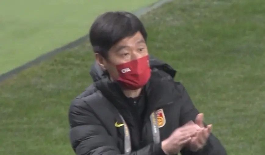 一袭白色比基尼搭配腰间匕首的造型引领当年性感风尚，为日后千姿百态的“邦女郎”打了样儿。
