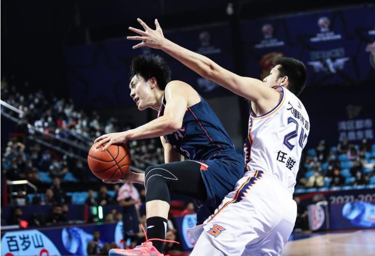 从剧照来看，这将是一部舞台感极强的影片 斯嘉丽·约翰逊登《嘉人》封面 妖艳红唇性感撩人 2017-02-07 ​近日，“寡姐”斯嘉丽·约翰逊登上美国《嘉人》杂志3月号封面并拍摄了一组大片写真。