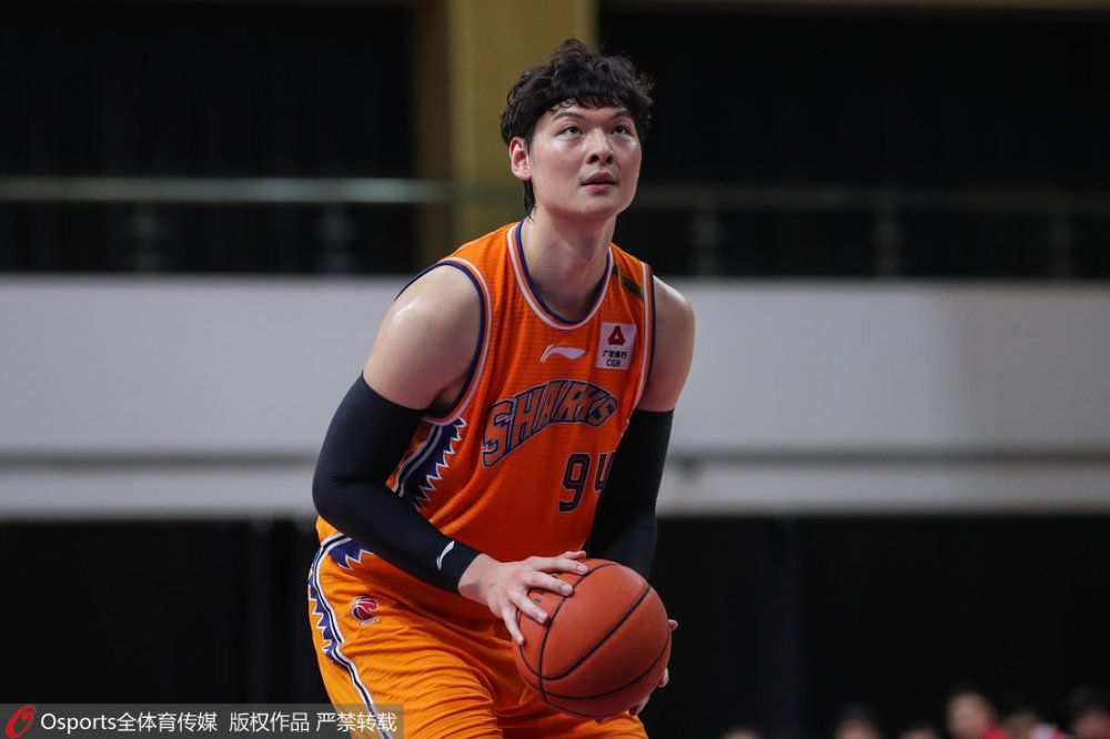 比伯和老婆穿情侣装出街 海莉下衣失踪秀漫画腿 2020-09-11 当地时间9月10日，美国比佛利山庄，贾斯汀·比伯与妻子海莉·鲍德温现身街头。