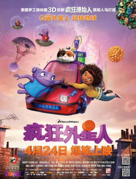 一家人慢慢地跟着队伍骑马行进，小贝还开心地用相机给儿子拍照。