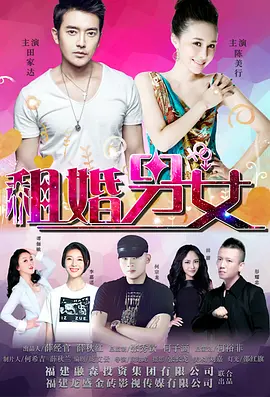 前“阿汤嫂”凯蒂·赫尔姆斯（Katie Holmes）芥末绿花裙娇俏现身，与设计师亲密贴面。