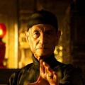 黑川想矢和柊木阳太两位小演员穿过人迹罕至的树丛，在桥洞附近找到了一段废弃的电车车厢，并在里面建立起了属于自己的“秘密基地”。