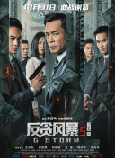 31岁的海瑟薇身穿比基尼套白色衬衣与老公海中热吻不停的拥抱，鸳鸯戏水般旁若无人的秀恩爱。