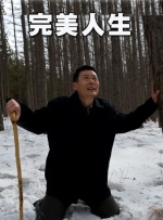 她身穿黑色上衣搭配印花长裙知性迷人，接受提问时绽放甜美笑容。