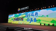 ”谭维维将用歌声勾勒出中国电影向阳而生、逐光前行的壮阔图景，为盛典落下温暖而有力的一笔。