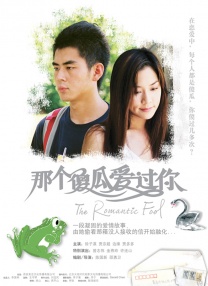 朱莉一路上都牵着双胞胎儿女的小手，紧张地保护着一对子女，母爱满满。
