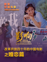 在将行李车交给助手之后陶喆掏出手机边走边发信息，似和女友传情。