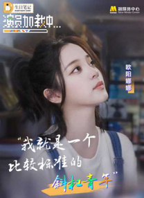 艾什顿身穿白色西装，帅气逼人。