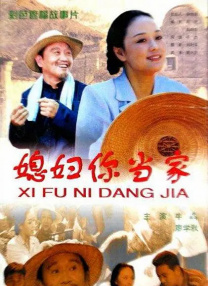 怀孕中的梅根身穿黑色连身裙，除了隆起的肚子，丝毫看不出孕妇的臃肿，依然美丽优雅。