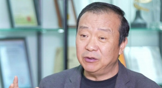 甜茶骑机车载范宁穿行街头 2024-06-06 当地时间6月5日，美国新泽西州霍博肯，“甜茶”蒂莫西·查拉梅、艾丽·范宁、詹姆斯·曼高德进行电影《完全未知》拍摄。