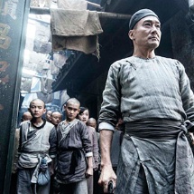 影片讲述昔日勇敢的父亲落魄归来，面对治病、还债与修补亲情的困境，一家五口在命运风浪中紧紧相依、迎难而上的故事。